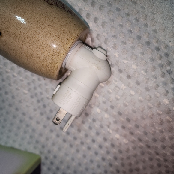 SCENTSY EUC PLUG IN WALL NIGHT LIGHT FRAGRANCE WARMER - Picture 5 of 6